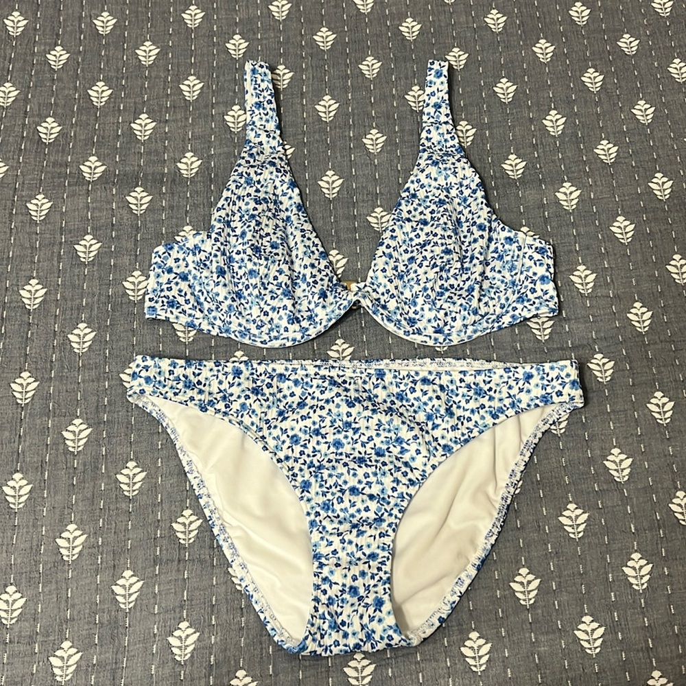 Hollister Bikini! Like new! Blue floral bikini swim set!